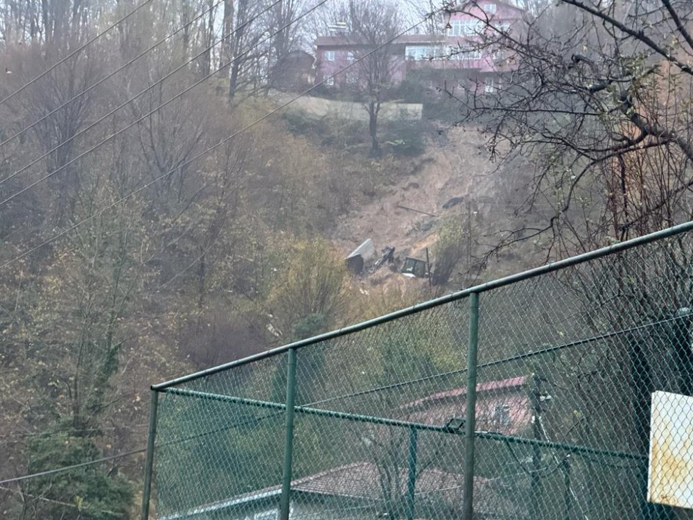 Heyelanda toprağın altında kalan anne ve oğlu aranıyor