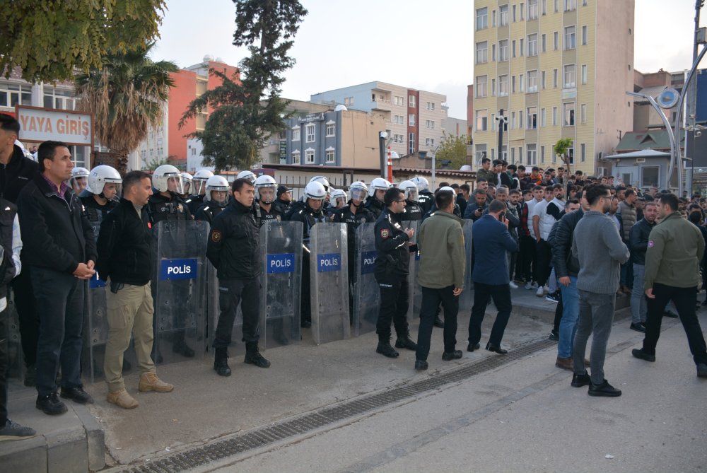 Kur'an-ı Kerim'i yırtarak küfreden şahıs çevredekiler tarafından linç edildi