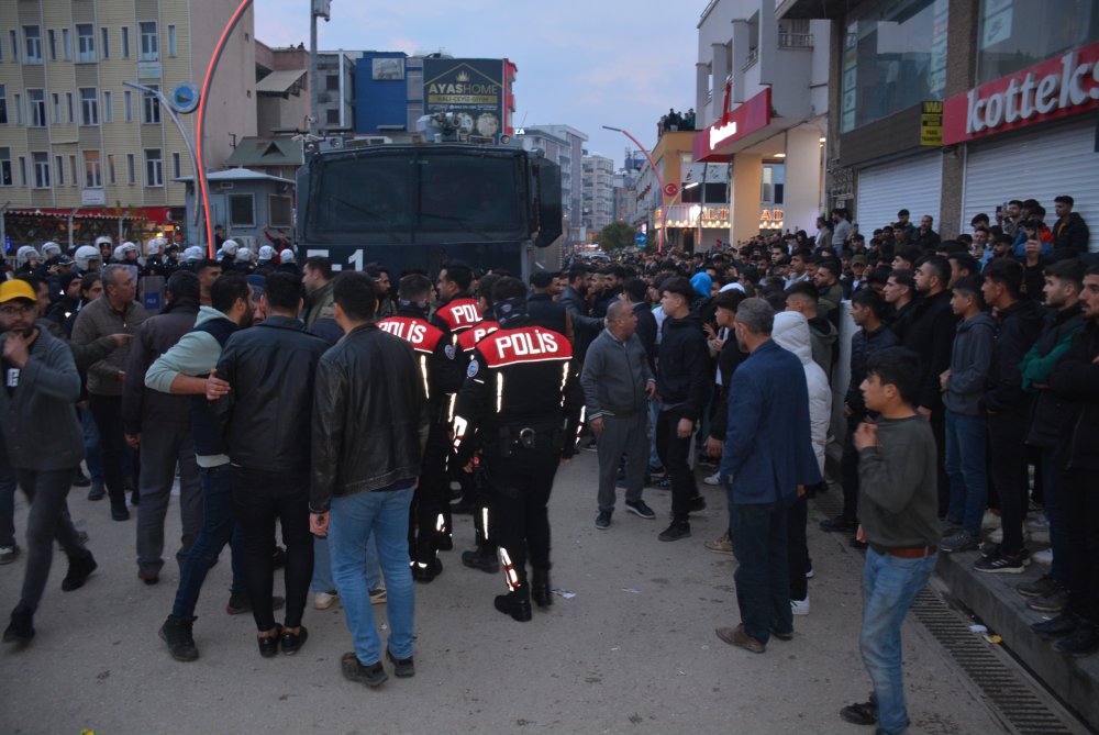 Kur'an-ı Kerim'i yırtarak küfreden şahıs çevredekiler tarafından linç edildi