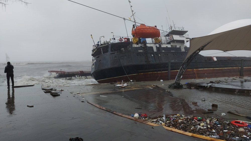 Ölen mürettebattaki kişinin cenazesi kimsesizler mezarlığına defnedildi