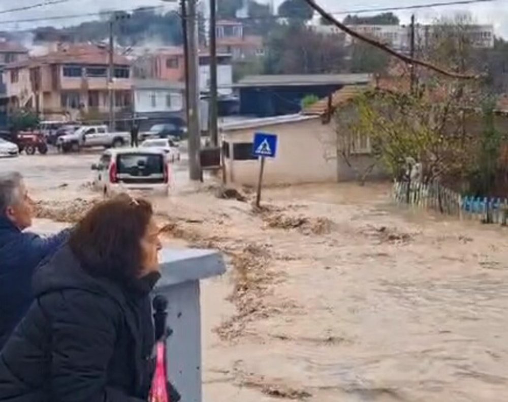 Kuvvetli sağanak nedeniyle Kalabaklı deresi taştı