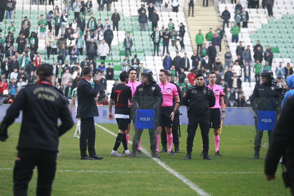 Türk futbolunda her gün bir olay: Saha karıştı, futbolcular birbirine girdi