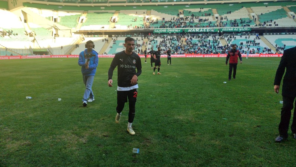 Türk futbolunda her gün bir olay: Saha karıştı, futbolcular birbirine girdi