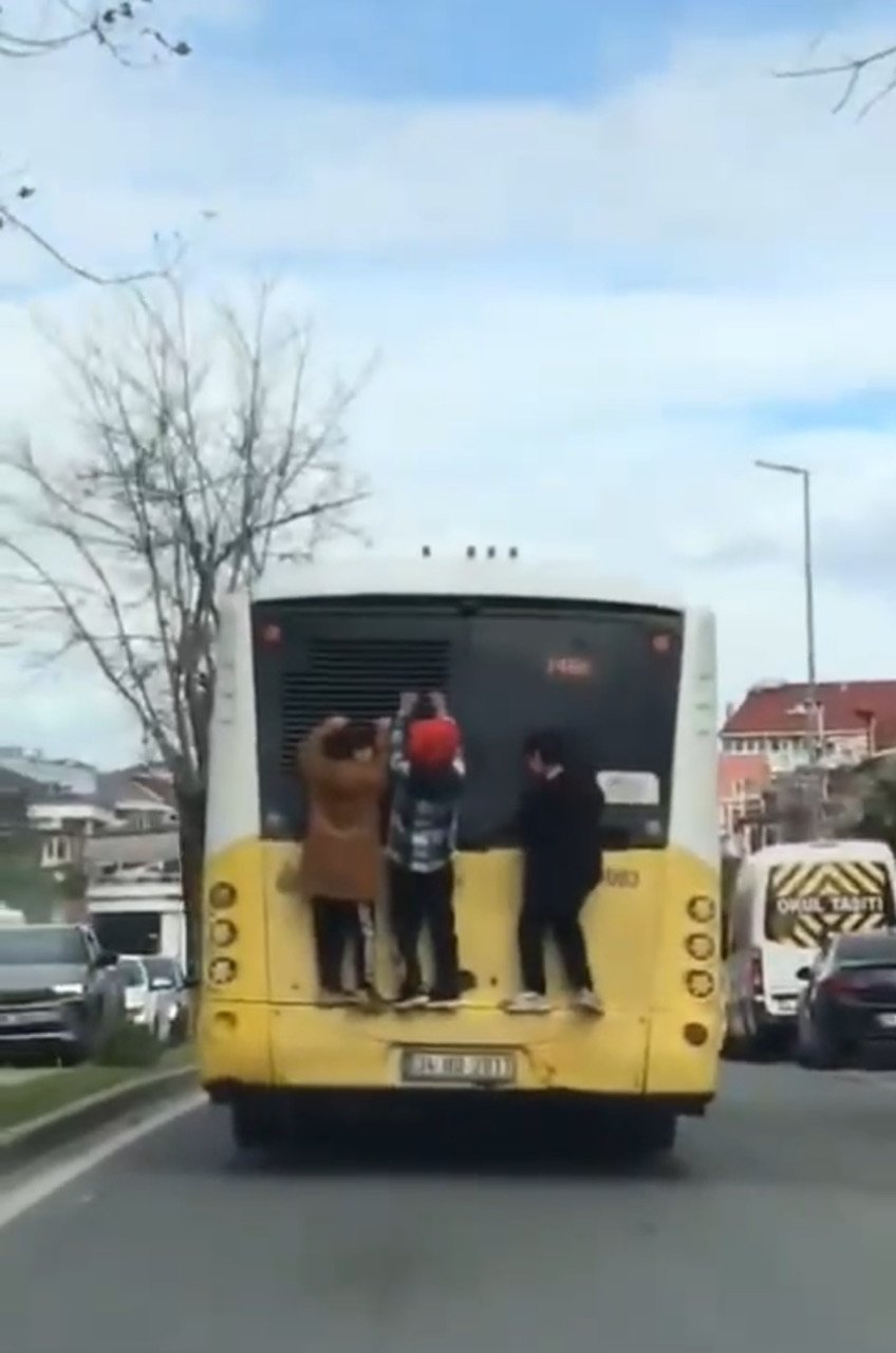 Çocuklar, İETT otobüsüne tutunarak korku dolu anlar yaşattı