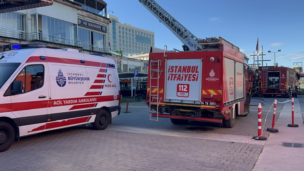 Alışveriş merkezinin restoran bacasında yangın çıktı