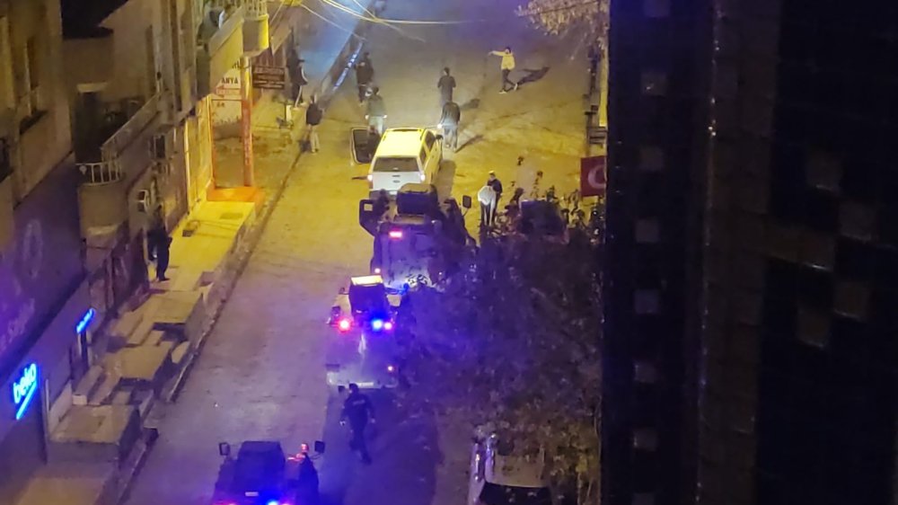 Derbi sonrası yol kapatıp polise taş, havai fişek ve molotofkokteyli attılar: Şüpheliler aranıyor