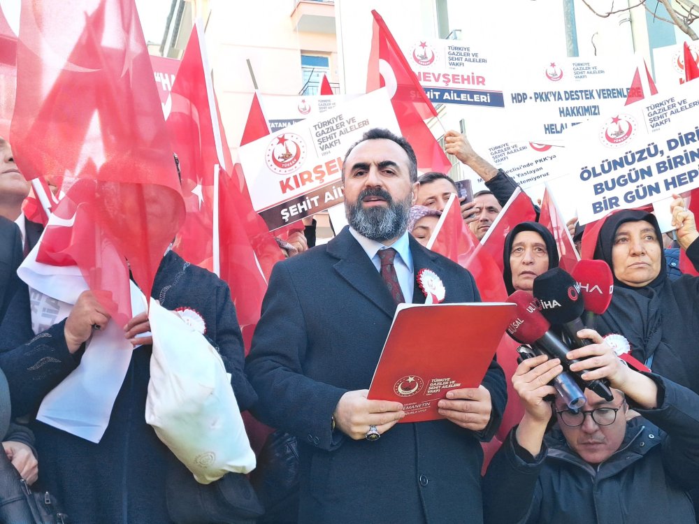 DEM Parti önüne sarı ceset torbaları bırakıldı: 'Meclisimizde terörist görmek istemiyoruz'