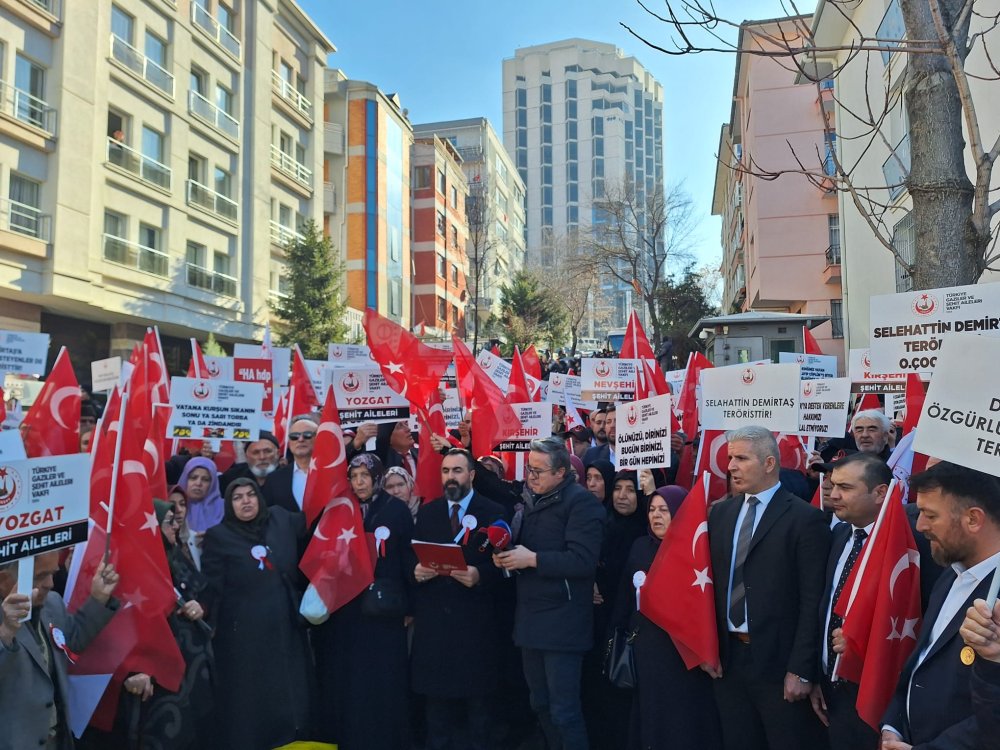 DEM Parti önüne sarı ceset torbaları bırakıldı: 'Meclisimizde terörist görmek istemiyoruz'