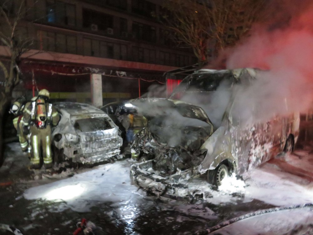 Servis otoparkında yangın paniği: Karavan ve 3 otomobil yandı