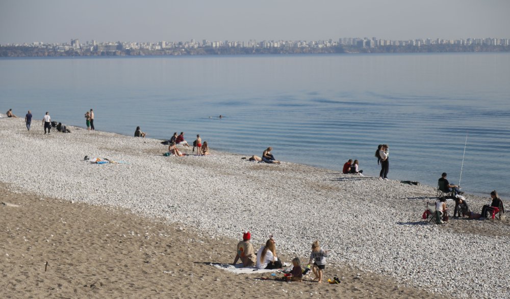 Antalyalılar yılbaşında sahile akın ediyor