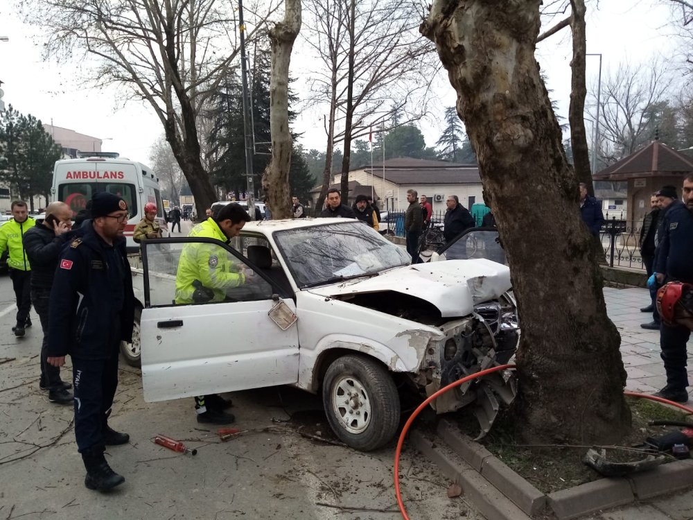 Kamyonetiyle park halindeki araca ve ağaca çarpan adam kurtarılamadı