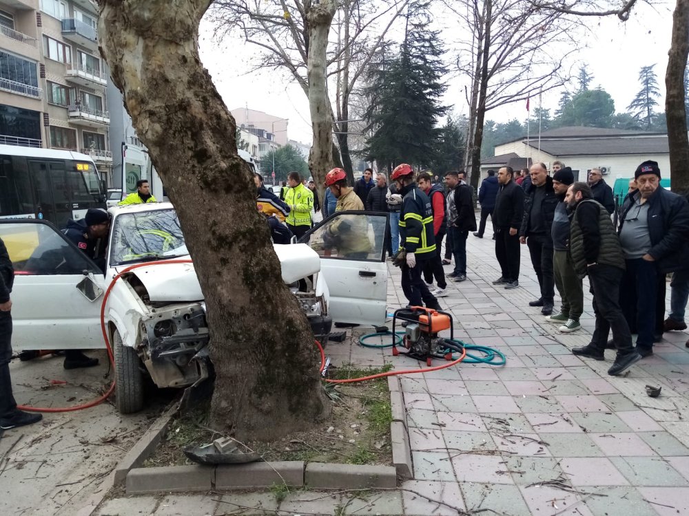 Kamyonetiyle park halindeki araca ve ağaca çarpan adam kurtarılamadı