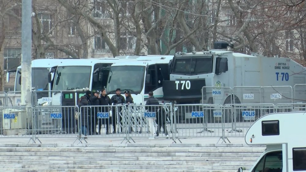 Taksim Meydanı'na demir bariyerler yerleştirildi