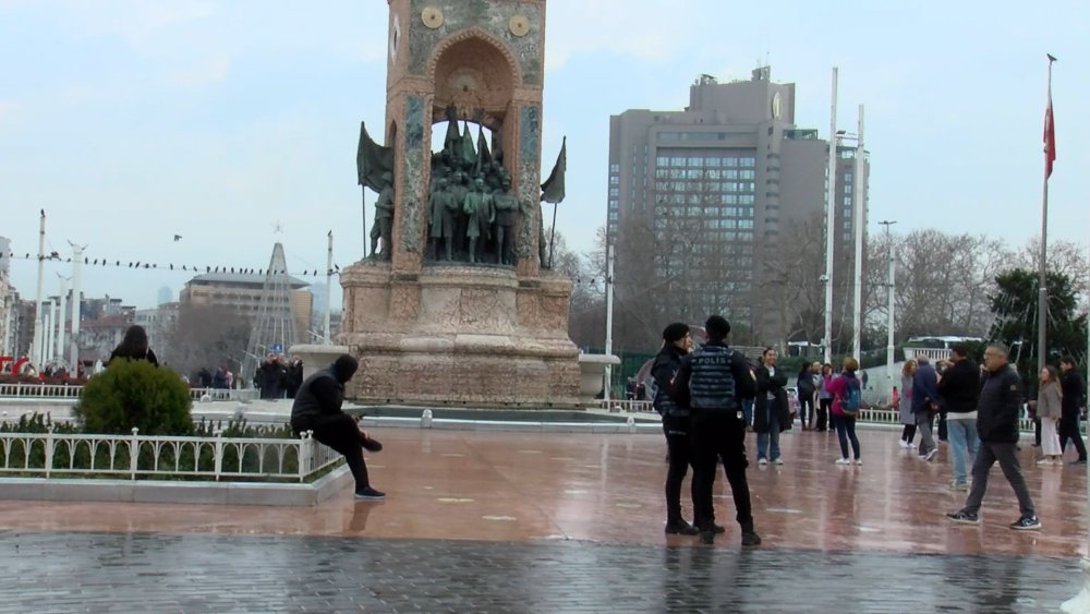 Taksim Meydanı'na demir bariyerler yerleştirildi