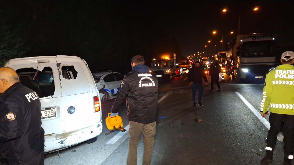 Kaçak göçmenleri taşıyan araç ortalığı savaş alanına çevirdi: 4 polis yaralandı