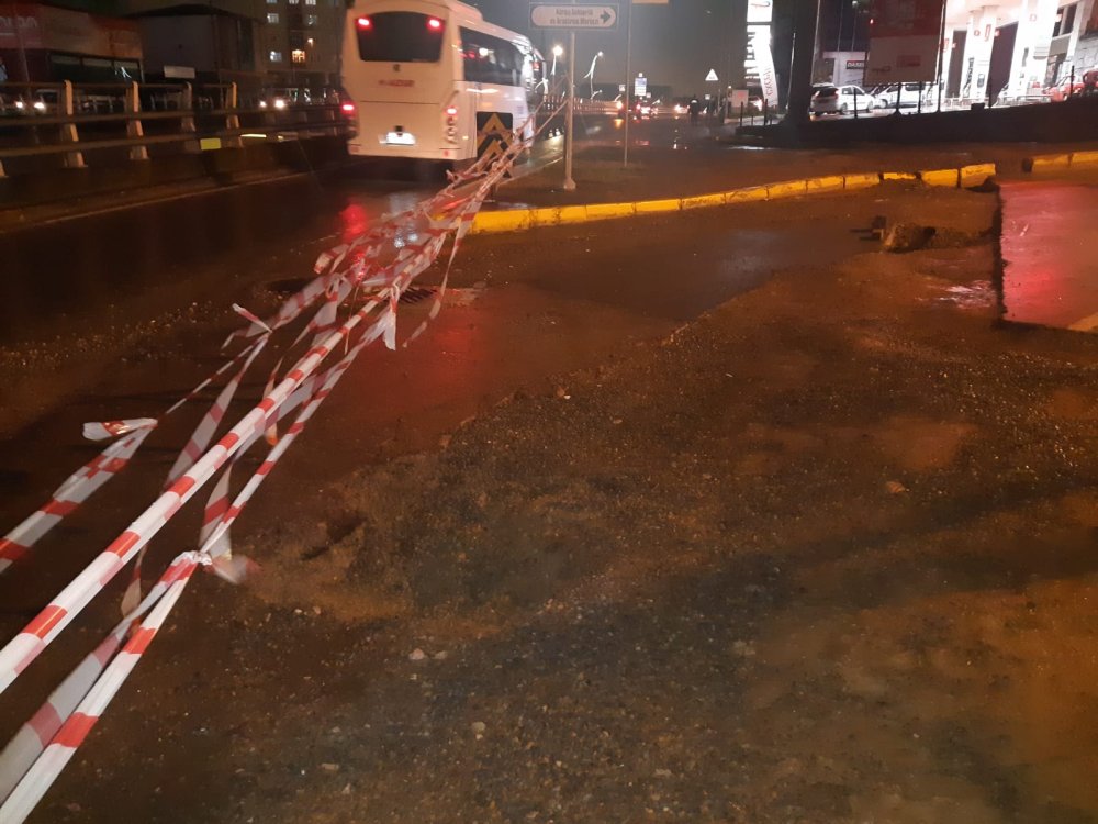 Seyir halindeki otomobil çöken yolun içine düştü