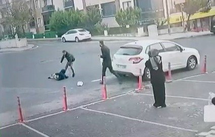 Beylikdüzü'nde yolun karşısına geçmeye çalışan çocuğa araba çarptı