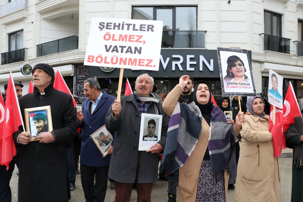 Evlat eyleminde 'müzik' gerginliği: HDP il binasına girmek isteyen ailelere polis izin vermedi