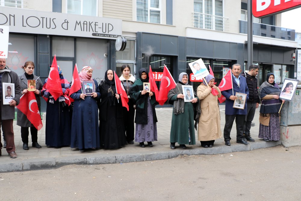 Evlat eyleminde 'müzik' gerginliği: HDP il binasına girmek isteyen ailelere polis izin vermedi