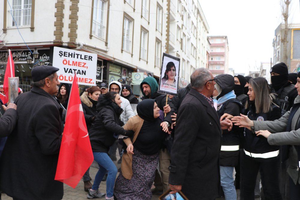 Evlat eyleminde 'müzik' gerginliği: HDP il binasına girmek isteyen ailelere polis izin vermedi