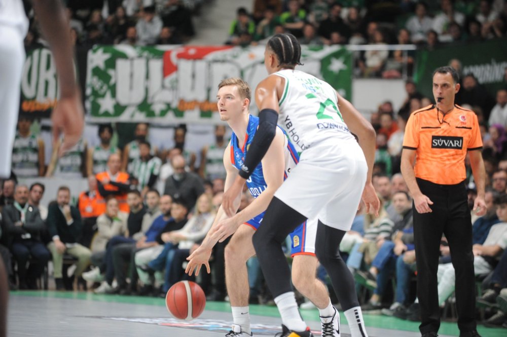 Anadolu Efes deplasmanda galip