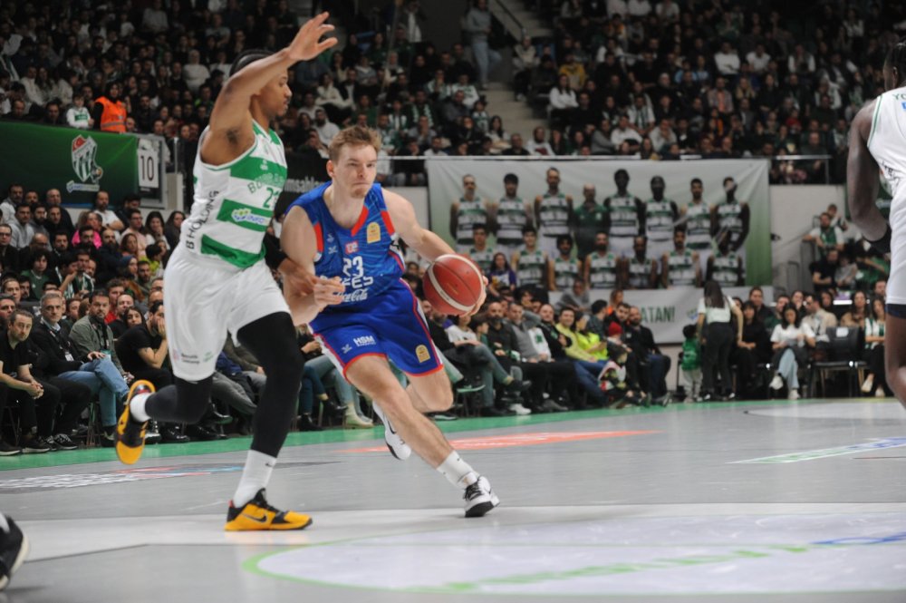 Anadolu Efes deplasmanda galip