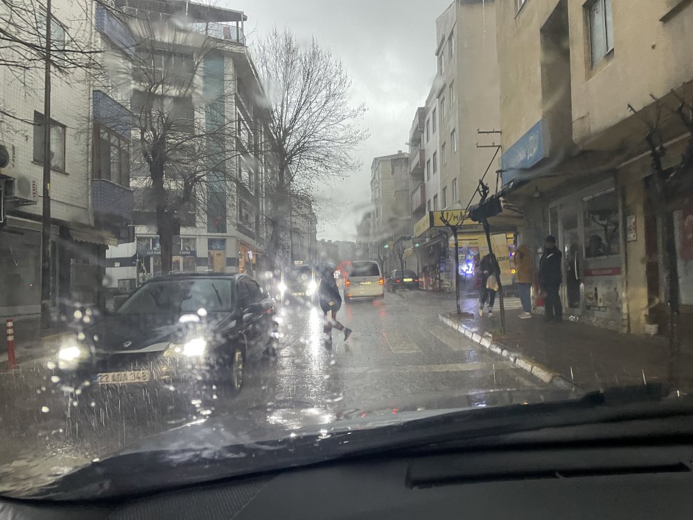 Edirne'yi sağanak vurdu! Kuvvetli rüzgar çatıları uçurdu