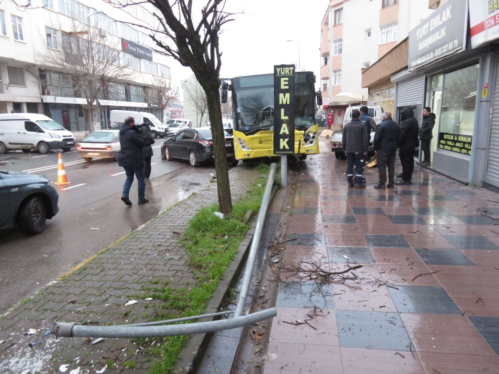 İETT otobüsü, park halindeki 5 araca çarptı