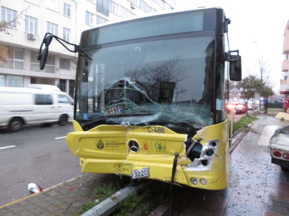 İETT otobüsü, park halindeki 5 araca çarptı