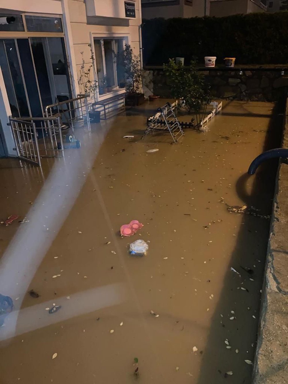 Tatil beldesini sağanak vurdu; evleri su bastı, yollar dereye döndü