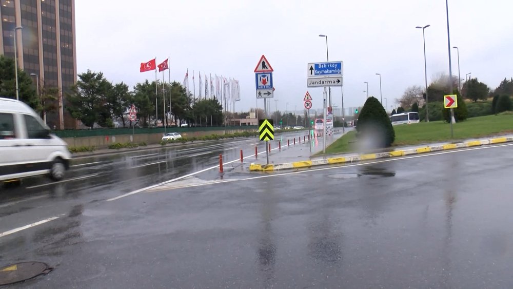 Şerit değiştirmek isterken trafik polisine çarptı