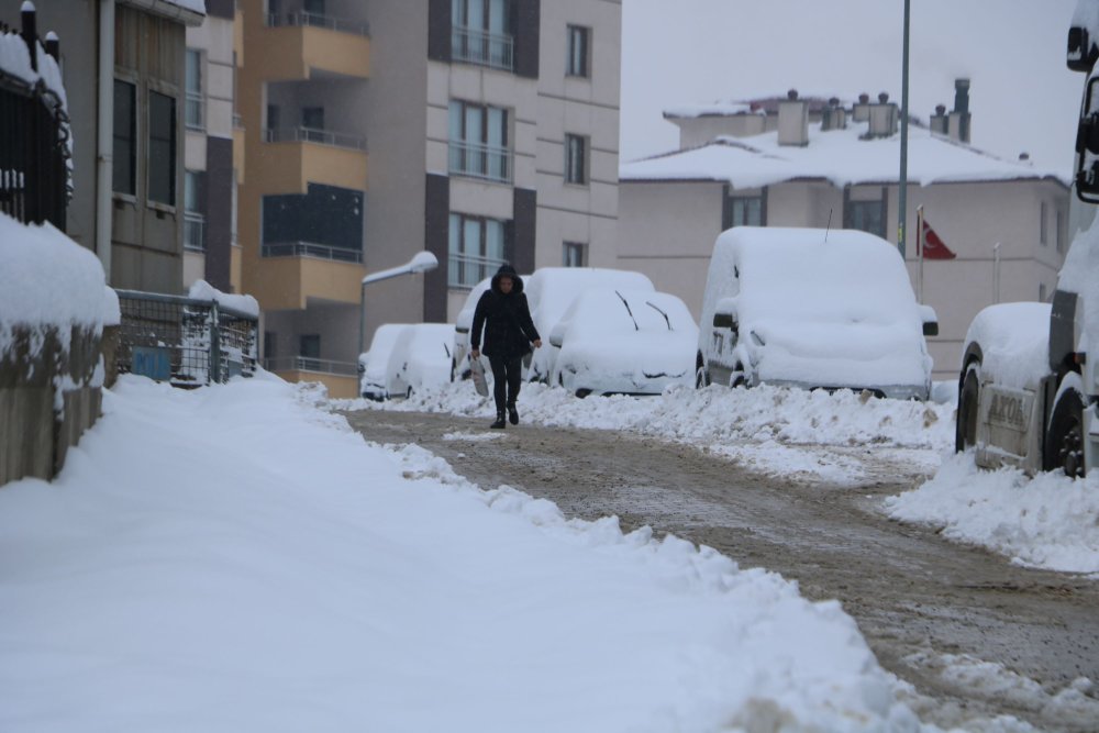 Kent beyaz örtü ile kaplandı: Yüzlerce yerleşim yerinin yolu kapandı