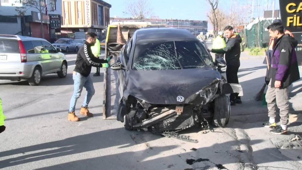 Refüjü aşan otomobil karşı şeride geçerek işyeri duvarına girdi