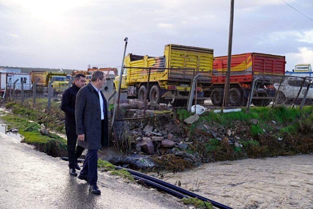 Ayvalık sele teslim oldu, cadde ve sular göle döndü