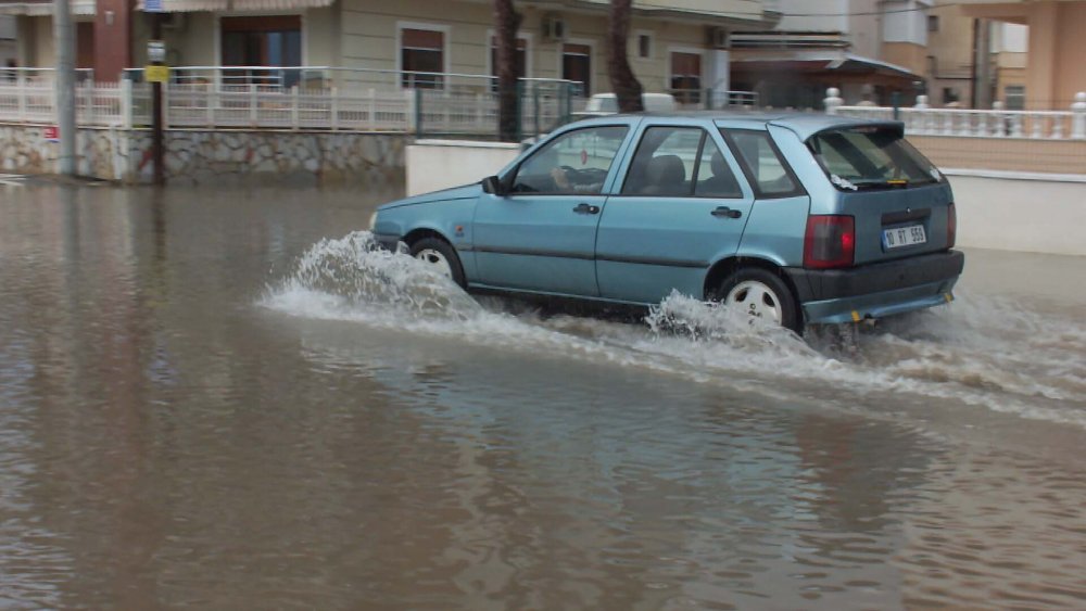 Balıkesir'de sel suları plajları çöplüğe çevirdi