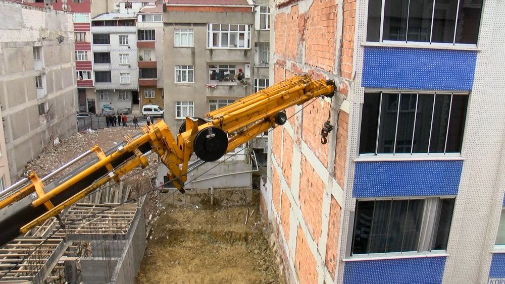 Gaziosmanpaşa'da yıkılma tehlikesi olan binalar vinçle desteklendi