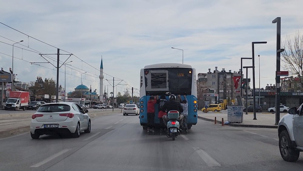 Çocukların tehlikeli yolculuğunu böyle engellemeye çalıştı: Önce uyardı sonra tekme attı