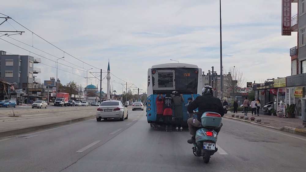 Çocukların tehlikeli yolculuğunu böyle engellemeye çalıştı: Önce uyardı sonra tekme attı