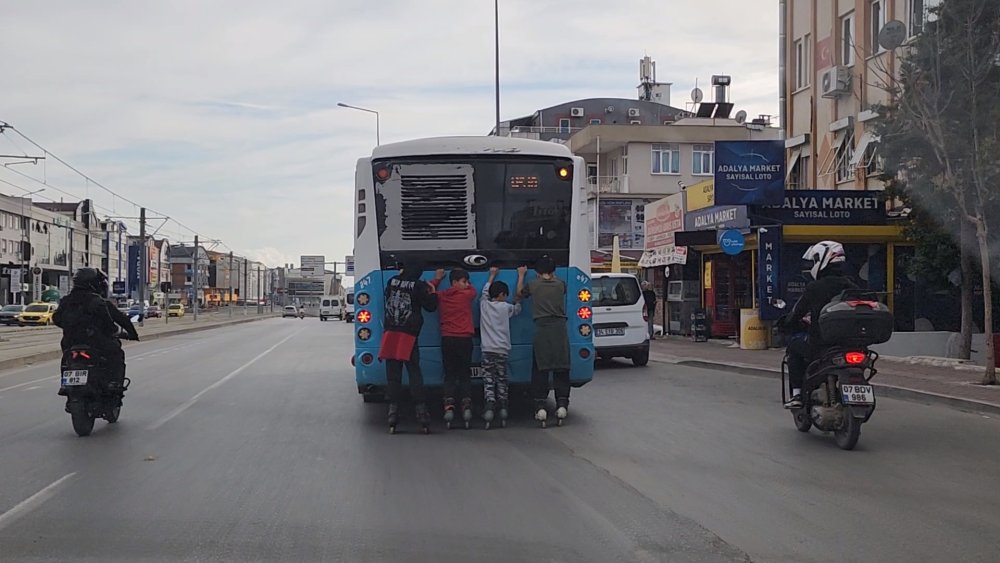 Çocukların tehlikeli yolculuğunu böyle engellemeye çalıştı: Önce uyardı sonra tekme attı