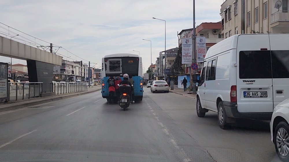 Çocukların tehlikeli yolculuğunu böyle engellemeye çalıştı: Önce uyardı sonra tekme attı