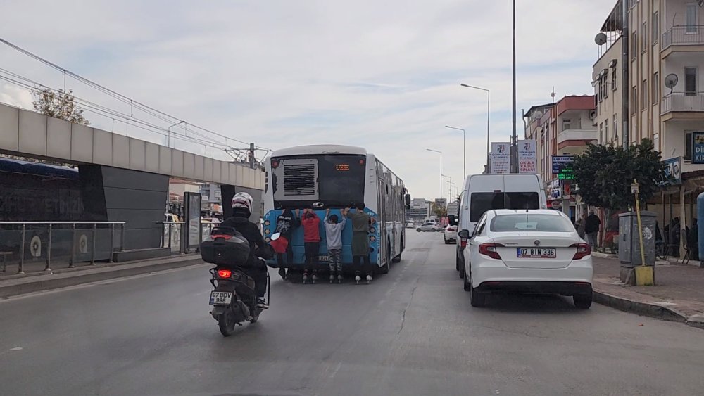 Çocukların tehlikeli yolculuğunu böyle engellemeye çalıştı: Önce uyardı sonra tekme attı