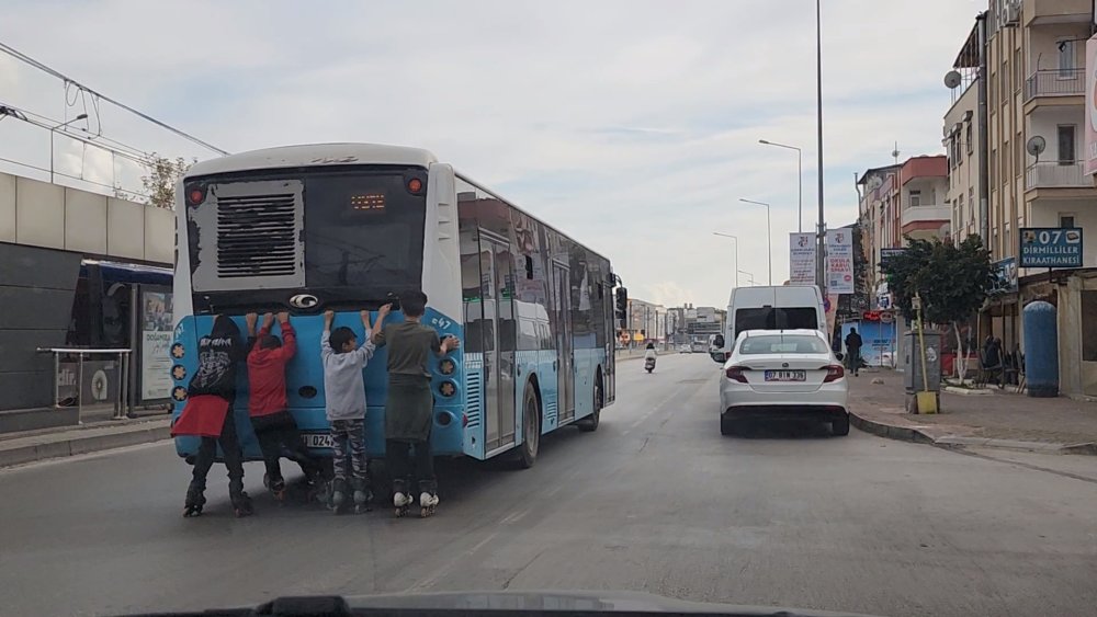 Çocukların tehlikeli yolculuğunu böyle engellemeye çalıştı: Önce uyardı sonra tekme attı