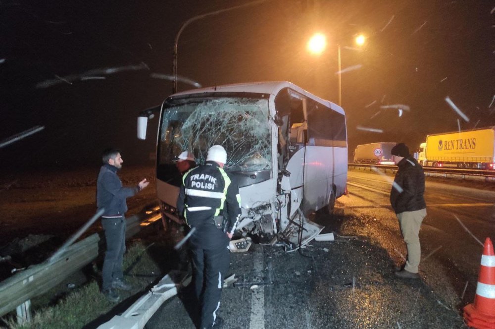 Polisleri taşıyan servis aracı ve turist kafilesi otobüsü çarpıştı