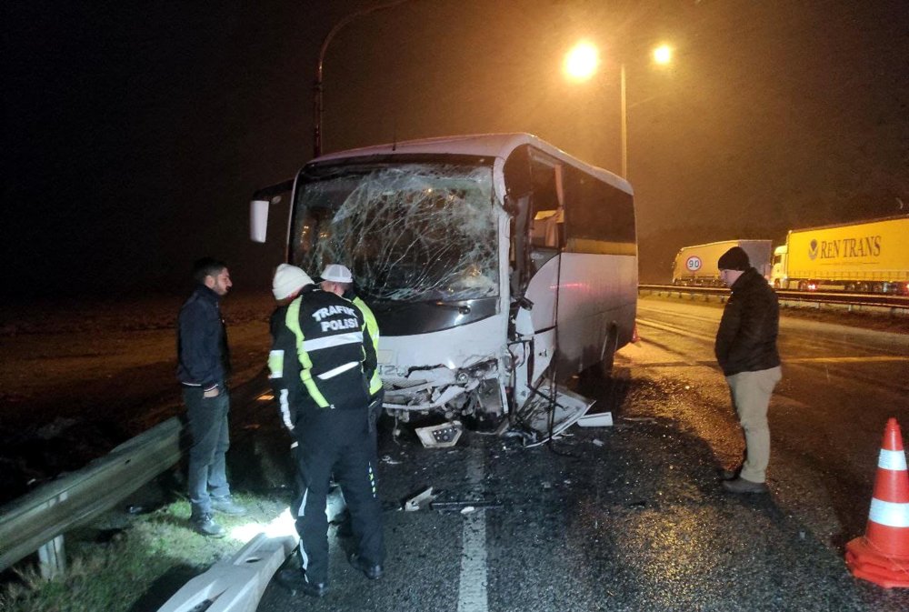 Polisleri taşıyan servis aracı ve turist kafilesi otobüsü çarpıştı