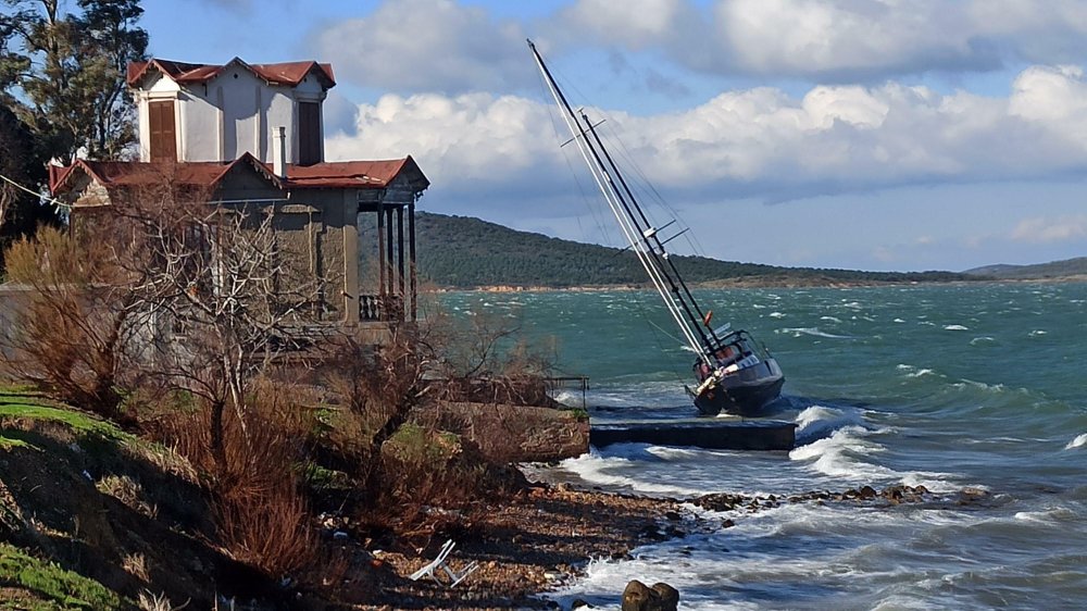 Marmara Bölgesi'ndeki fırtınada yelkenli tekne karaya oturdu