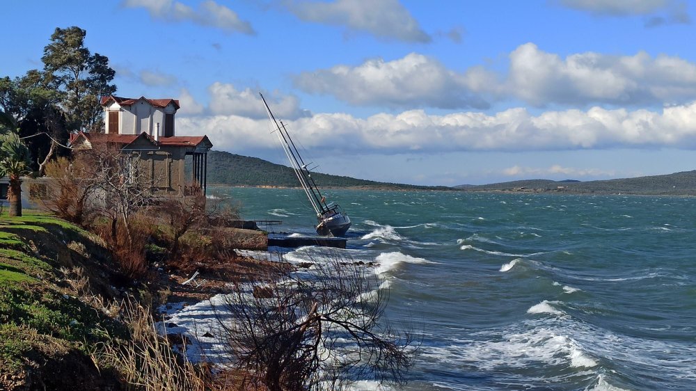 Marmara Bölgesi'ndeki fırtınada yelkenli tekne karaya oturdu