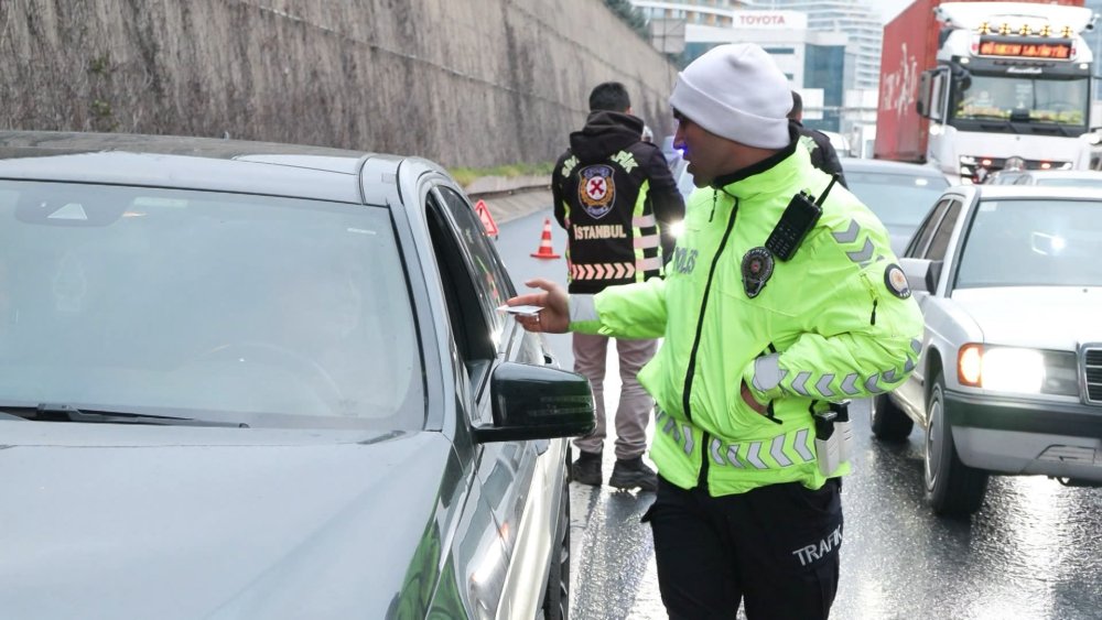 Emniyet şeridi kullananlara ceza yağmuruna tutuldu