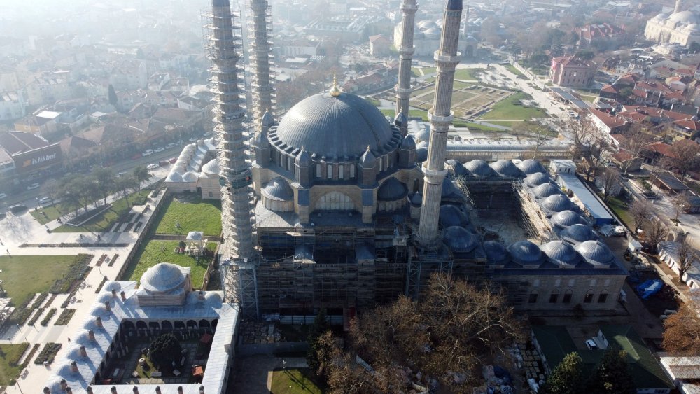 Selimiye Camisi'nin 594 penceresi yenilendi