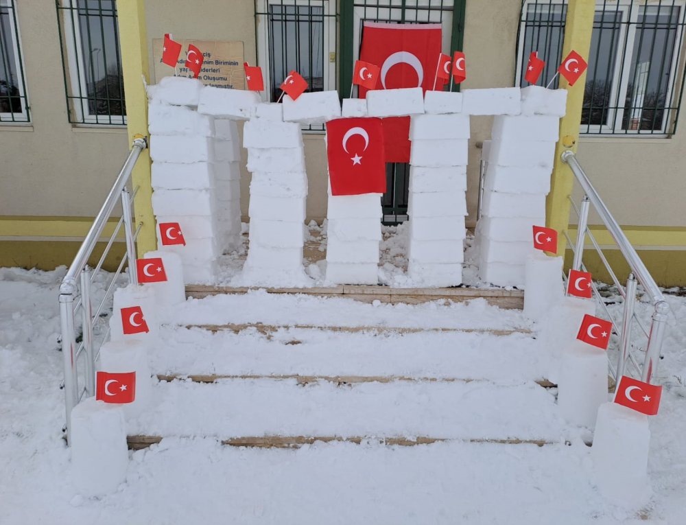 Öğretmenler öğrencilerin isteğini kırmadı: Kardan Anıtkabir yapıp, önünde İstiklal Marşı'nı okudular