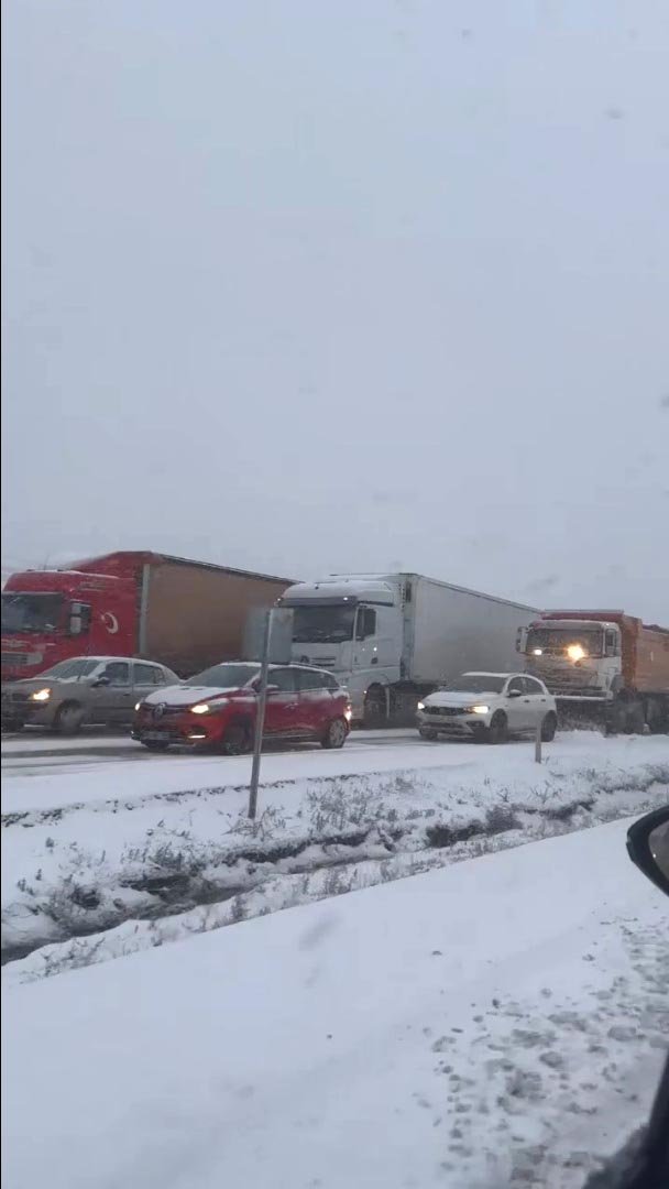 Başkent beyaz örtüyle kaplandı, ulaşım kilitlendi